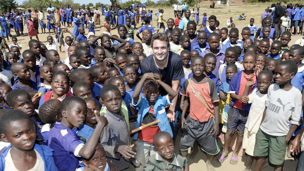 Mats Hummels stellt als Pate von RTL - Wir helfen Kindern ein Projekt für den Bau und die Einrichtung von KlassenrÃ¤umen an einer Grundschule in Malawi/Afrika für den RTL-Spendenmarathon vor.