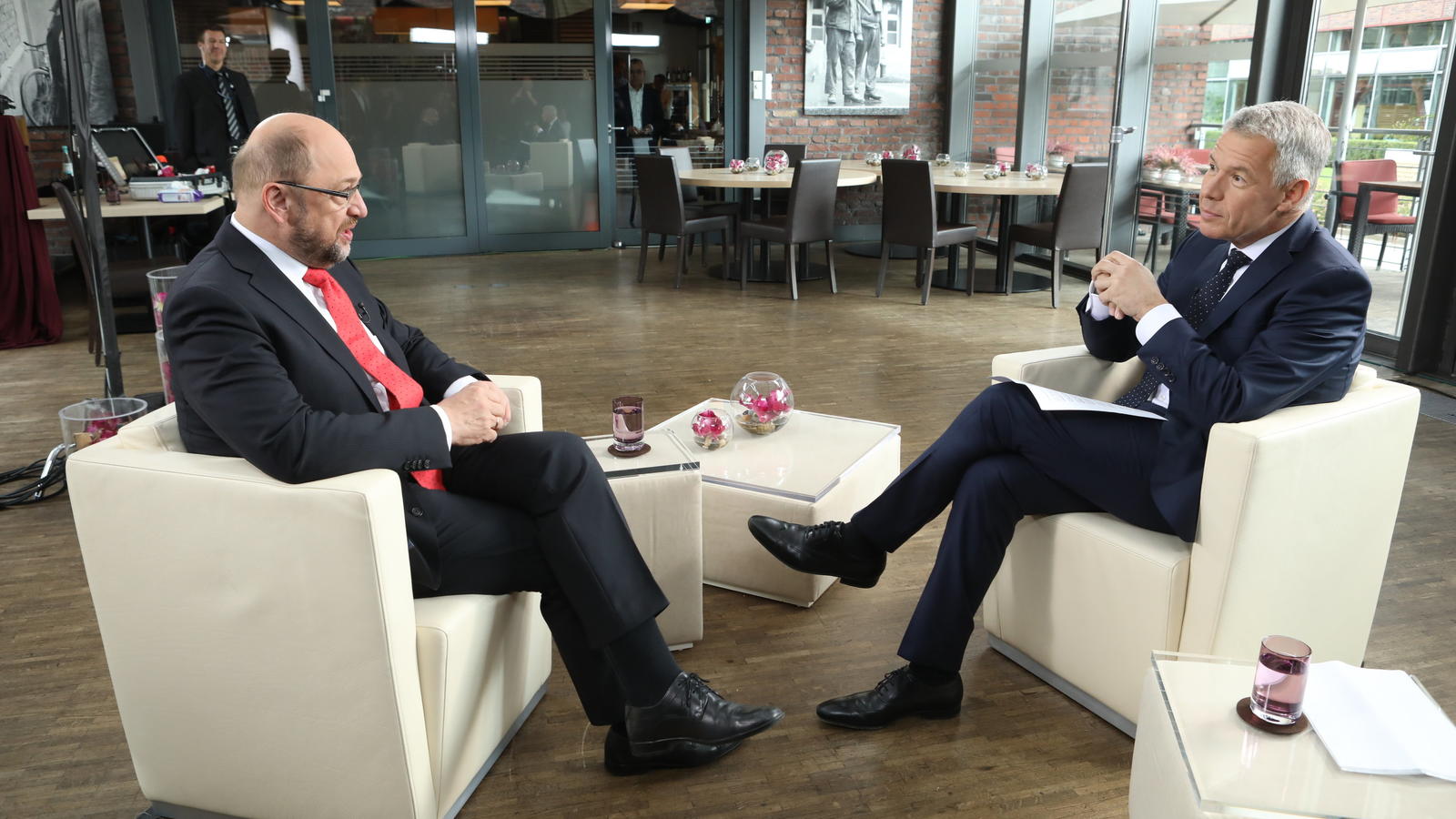 HANDOUT - SPD-Kanzlerkandidat Martin Schulz (l) wird am 19.09.2017 vom RTL-Chefmoderator Peter Kloeppel interviewt. (zu dpa-Meldung: «Schulz glaubt an Wechselstimmung bis Sonntag» vom 20.09.2017 - ACHTUNG: Verwendung nur zu redaktionellen Zwecken in 
