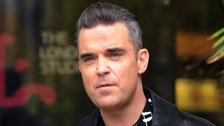 ARCHIV - Der britische Popstar Robbie Williams winkt am 14.11.2016 in London (Großbritannien). (zu dpa «Robbie Williams: Ich leide unter Essstörung und Depressionen» vom 03.09.2017) Foto: Nick Ansell/PA Wire/dpa +++(c) dpa - Bildfunk+++