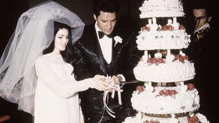 59219 (900324) Die Hochzeit von Priscilla BEAULIEU (li.), amerikanische Schauspielerin, und Elvis PRESLEY (re., 08.01.1935 - 16.08.1977), amerikanischer Sänger und Schauspieler, im Aladdin-Hotel in Las Vegas, am 01.05.1967: Das Brautpaar schneidet die Hochzeitstorte an.,