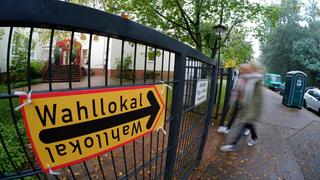 Wähler auf dem Weg zur Abstimmung in einem wahllokal in Berlin Pankow snapshot-photography/K.M.Krause  