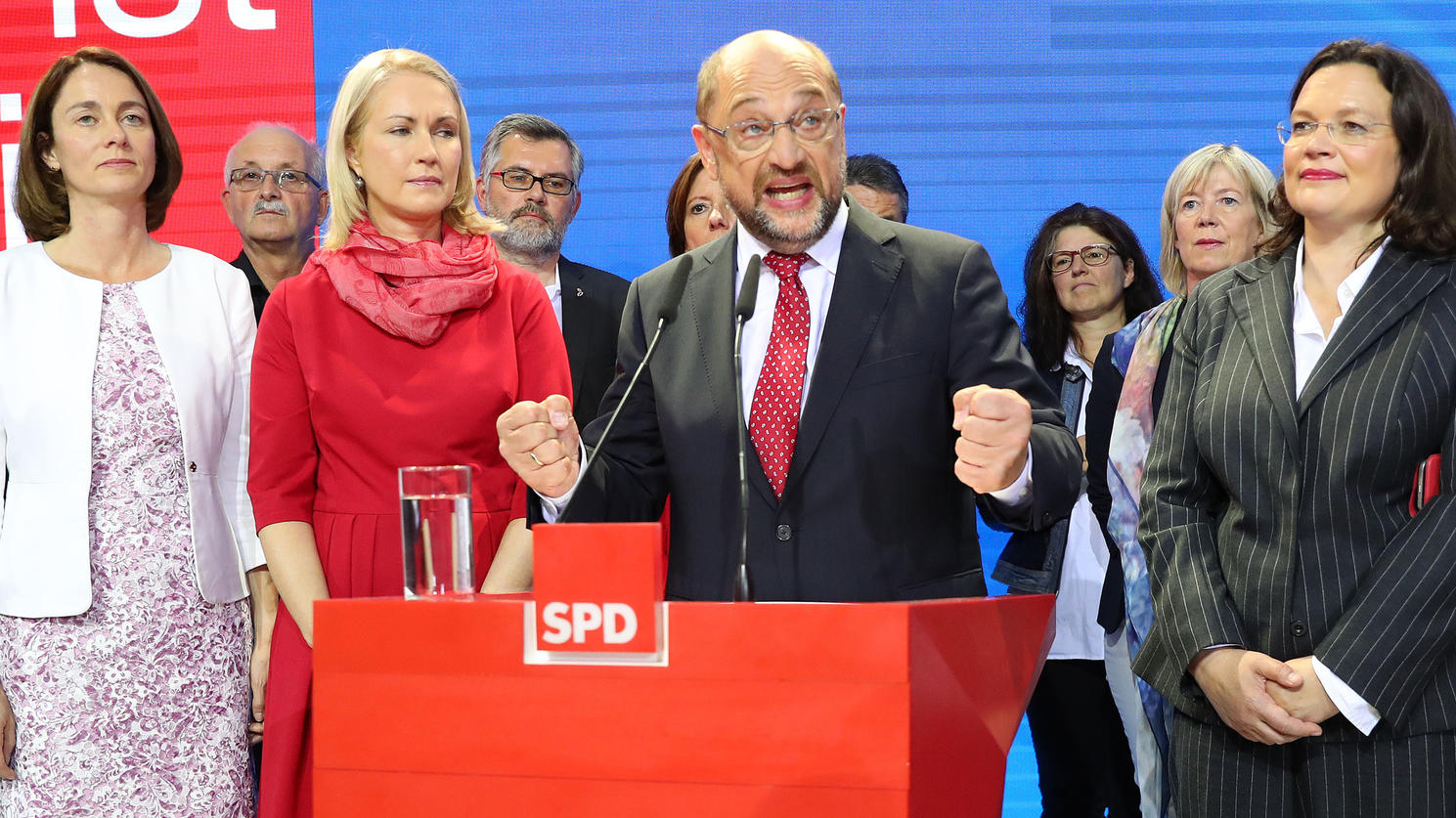 SPD-Kanzlerkandidat Martin Schulz steht am 24.09.2017 in Berlin in der Parteizentrale der SPD auf der Bühne. Schulz reagierte bei der Wahlparty der SPD auf die Veröffentlichung der Hochrechnungen zum Ausgang der Bundestagswahl 2017. L-R: Bundesfamili