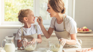 Mutter und Tochter backen.