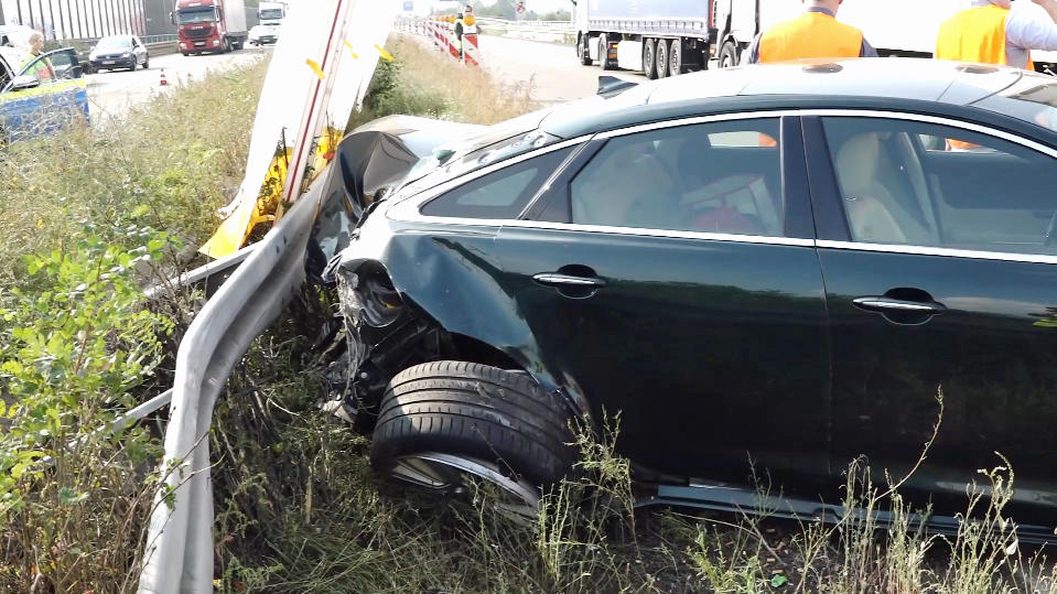 Bei einem schweren Verkehrsunfall wurden zwei LKW-Fahrer auf der Autobahn 6 bei Mannheim  schwer verletzt.