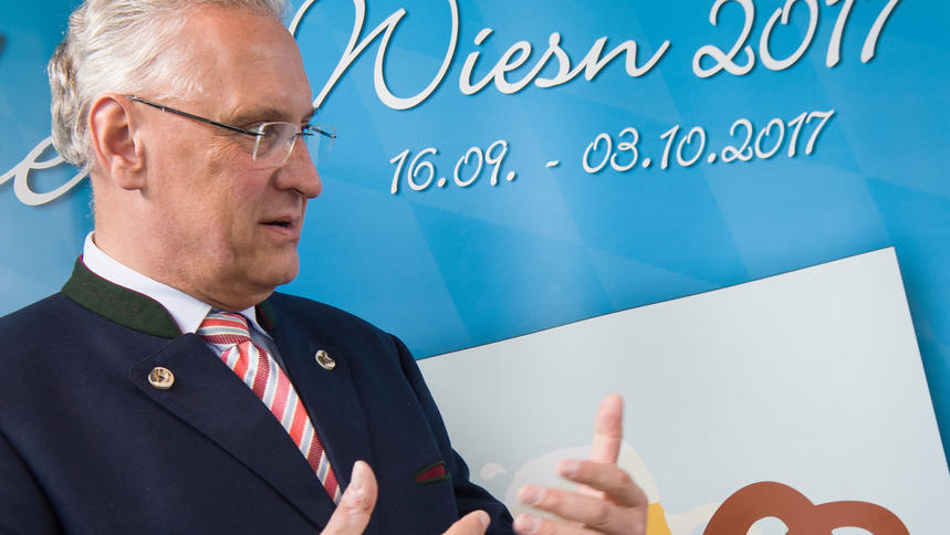 Bayerns Innenminister Joachim Herrmann (CSU) besucht am 20.09.201 die Wiesn-Wache auf der Theresienwiese in München (Bayern). Foto: Peter Kneffel/dpa +++(c) dpa - Bildfunk+++