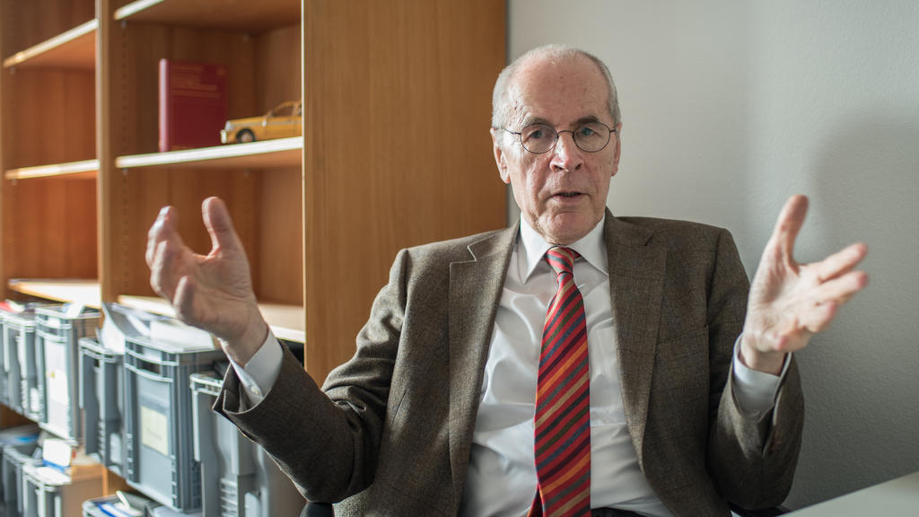 Der Kriminologe Christian Pfeiffer spricht am 23.03.2015 während einem Interview in Hannover (Niedersachsen). Er wird am 25.03.2015 als Direktor des Kriminologischen Forschungsinstituts Niedersachsen verabschiedet. Foto: Ole Spata/dpa | Verwendung we
