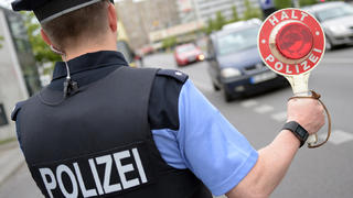 ARCHIV - Nach der Fahrt über eine rote Ampel wird ein Pkw-Fahrer am 22.06.2015 in Berlin von einem Polizeibeamten angehalten. (zu dpa "Bundesrat berät über schärfere Sanktionen für Verkehrssünder" am 22.09.2017) Foto: Rainer Jensen/dpa +++(c) dpa - Bildfunk+++
