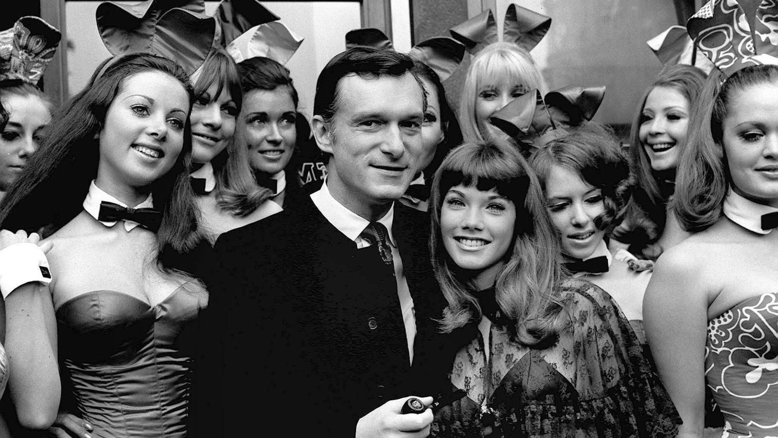 ARCHIV - Hugh Hefner und Barbi Benton(M) auf einer undatierten Aufnahme in London, Großbritannien, umgeben von «Bunny Girls» im «Playboy Club» in der Park Lane. Hefner ist im Alter von 91 Jahren gestorben. (zu dpa ««Playboy»-Gründer Hugh Hefner ist t