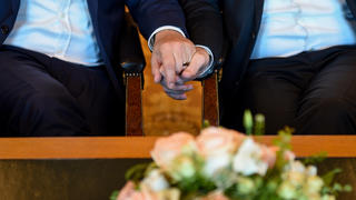 Ein Ehepaar sitzt am 01.10.2017 nach ihrer Trauung in Hamburg im Rathaus . Die erste Trauung von gleichgeschlechtlichen Paaren findet im Hamburger Rathaus statt. Foto: Axel Heimken/dpa +++(c) dpa - Bildfunk+++