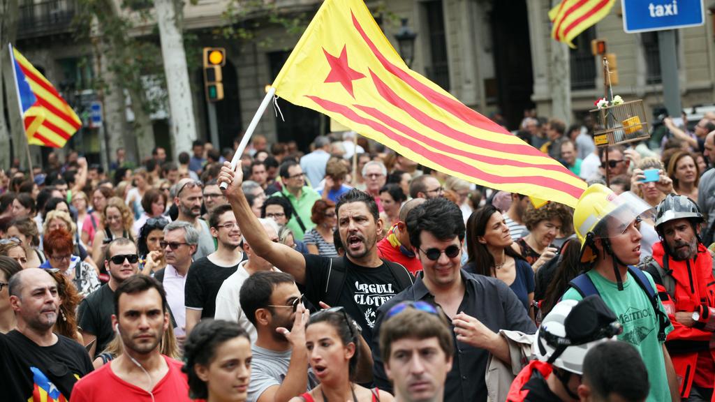 October 3, 2017 - Barcelona, Spain - Hundreds of pro-independence activist demonstrate during the gereal strike against the spanish police attack to the Catalonia s referendum on October 1, in Barcelona on october 3, 2017. Barcelona Spain PUBLICATION
