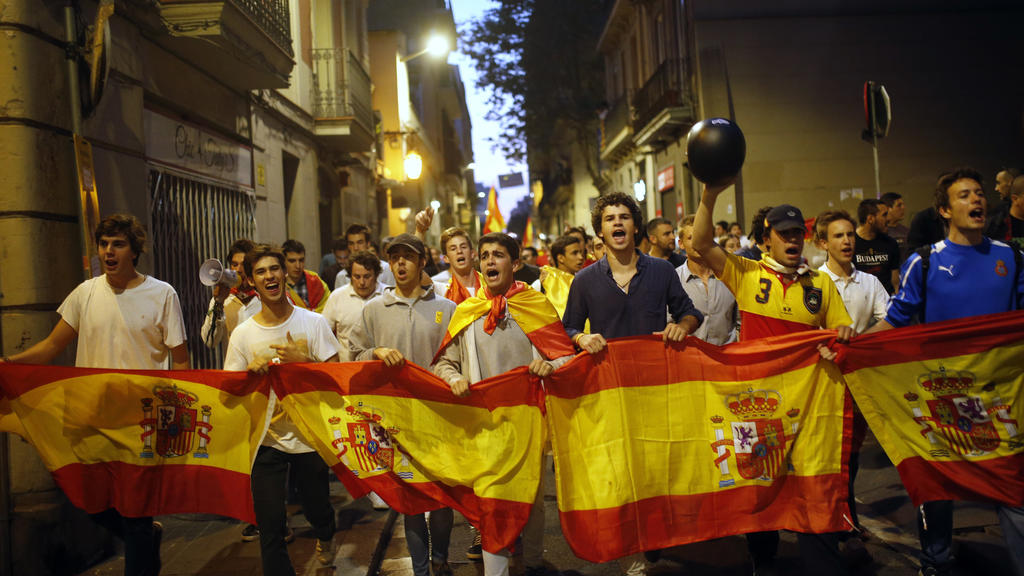 Gegner der Unabhängigkeit Kataloniens tragen am 03.10.2017 in Barcelona, Spanien, spanische Nationaflaggen während einer Demonstration. Tausende Menschen sind nach dem umstrittenen Unabhängigkeitsreferendum in Katalonien auf die Straßen gegangen, um 