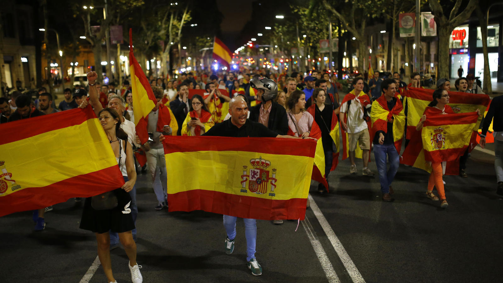 Gegner der Unabhängigkeit Kataloniens demonstrieren am 04.10.2017 in Barcelona, Spanien, mit spanischen Nationalflaggen.
