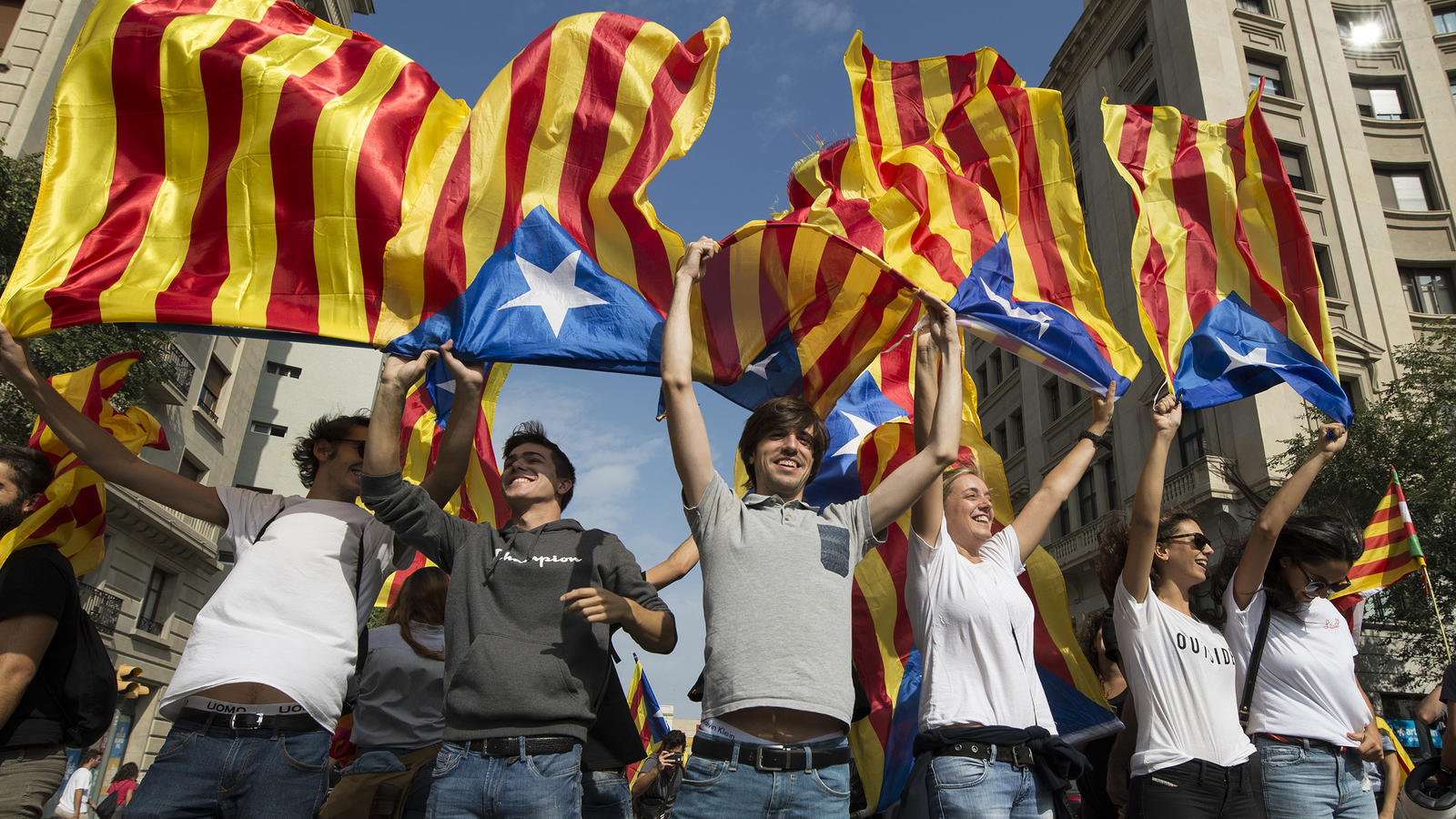 dpatopbilder - Befürworter des katalanischen Unabhängigkeitsreferendums demonstrieren am 03.10.2017 in Barcelona (Spanien) und halten die «Estelada», die als Symbol der Unabhängigkeit Kataloniens dient, hoch. Nach dem umstrittenen Referendum in Katal