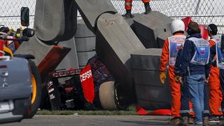 A marshal gestures as his colleagues try to remove the damaged car of Toro Rosso Formula One driver Carlos Sainz of Spain on a truck after he crashed during the third practice session of the Russian F1 Grand Prix in Sochi, Russia October 10, 2015. REUTERS/Maxim Shemetov