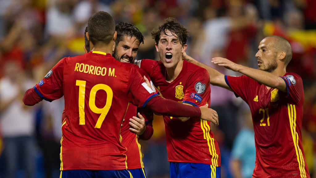 ALICANTE, SPAIN - OCTOBER 06: Isco Alarcon of Spain celebrates with teammates after scoring Spain's 3rd goal during the FIFA 2018 World Cup Qualifier between Spain and Albania at Estadio Jose Rico Perez on October 6, 2017 in Alicante, Spain. (Photo b