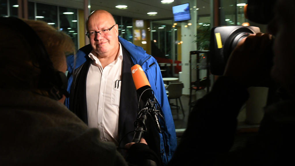 Kanzleramtsminister Peter Altmaier (CDU) verlässt am 08.10.2017 in Berlin die CDU-Zentrale und spricht zur Presse.