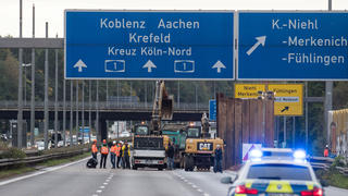 Die Autobahn A1 ist am 07.10.2017 bei Köln (Nordrhein-Westfalen) in eine Fahrtrichtung gesperrt. Bei Bauarbeiten war acht Meter unter der Fahrbahn ein verdächtiger Gegenstand festgestellt worden, bei dem es sich um einen Blindgänger handeln könnte. Foto: Bernd Thissen/dpa +++(c) dpa - Bildfunk+++