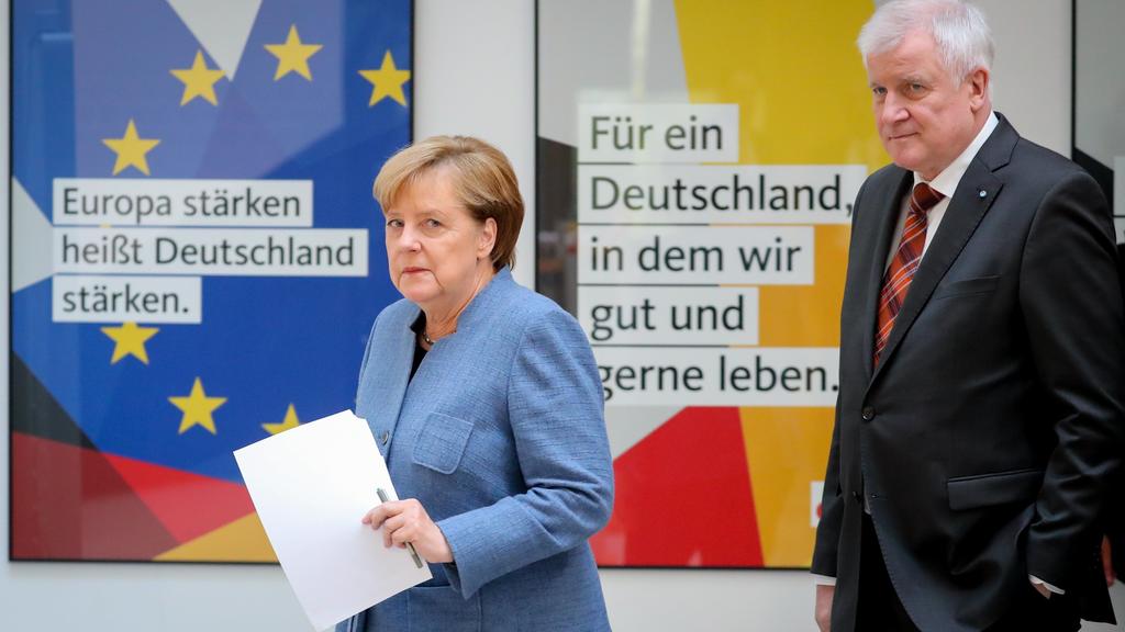 Bundeskanzlerin Angela Merkel (CDU) und Bayerns Ministerpräsident Horst Seehofer (CSU) kommen am 09.10.2017 in Berlin zur gemeinsamen Pressekonferenz im Konrad-Adenauer-Haus. Die Unionsparteien haben sich auf einen Kompromiss im Flüchtlingsstreit gee