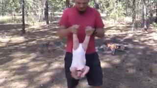 Vater schleudert Baby