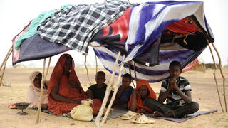 ARCHIV - A picture made available on 19 July 2012 shows a family from Mali sits under a tent on the terrain of a refugees camp near Dori, Burkina Faso, on 04 July 2012. According to reports, over 370,000 people have been displaced by the violence in Mali and continue to cross the borders into the hunger-stricken Burkina Faso and Niger. Photo: EPA/HELMUT FOHRINGER (zu dpa Korr-Bericht "Flüchtlingskrisen in Afrika: 15 Millionen auf der Flucht" vom 03.08.2015) +++(c) dpa - Bildfunk+++