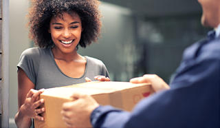 paketzusteller übergibt Paket