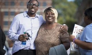 Nach 23 Jahren Gefängnis verlässt Lamonte McIntyre mit seiner Mutter Rosie McIntyre am 13.10.2017 das Gerichtsgebäude in Kansas City, USA.  McIntyre war 1994 im Alter von 17 Jahren wegen eines Doppelmordes zu zwei Mal lebenslanger Haft verurteilt worden. Nach jüngsten Erkenntnissen reichten die Beweise aber nicht für eine Verurteilung aus. Unter anderem hatte eine wichtige Zeugin ihre Aussage widerrufen. McIntyre hatte immer seine Unschuld beteuert. Foto: Tammy Ljungblad/The Kansas City Star/AP/dpa +++(c) dpa - Bildfunk+++