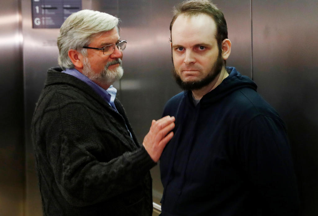 Am Flughafen trifft Joshua Boyle seinen Vater Patrick wieder.