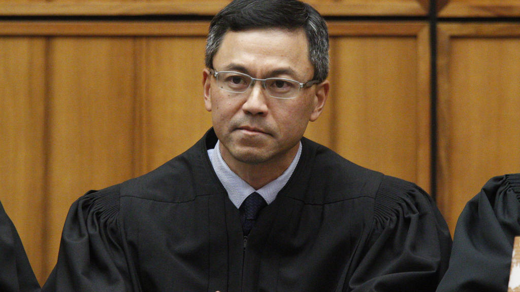 ARCHIV - US-Bezirksrichter Derrick Watson sitzt am 01.12.2015 in einem Gerichtssaal in Honolulu, Hawaii, USA. Kurz vor dem Inkrafttreten neuer Einreisebeschränkungen hat erneut ein Gericht die Pläne von US-Präsident Trump durchkreuzt, Menschen aus be