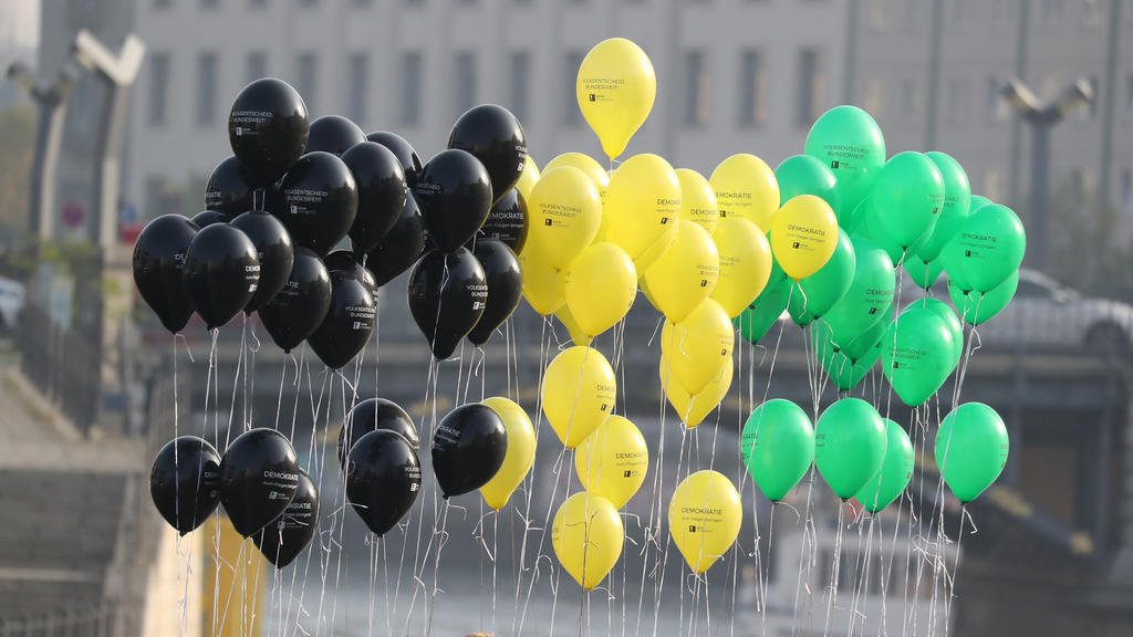 Ballons in Jamaika-Farben