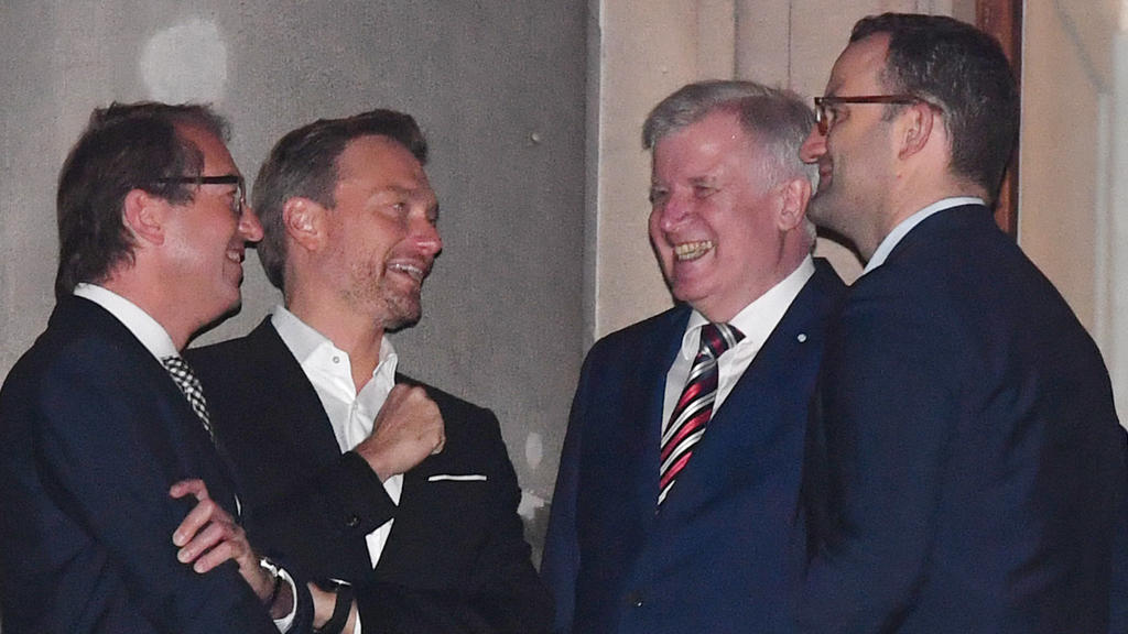Pause am 20.10.2017 in Berlin bei den Sondierungsgesprächen zwischen CDU/CSU, der FDP und den Grünen auf dem Balkon der Parlamentarischen Gesellschaft. L-R: Alexander Dobrindt (CSU), Bundesverkehrsminister, FDP-Chef Christian Lindner, CSU-Chef Horst