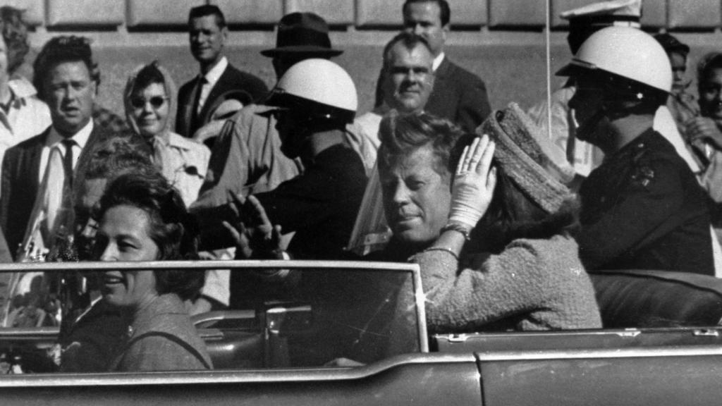 ARCHIV - Kurz vor seiner Ermordung sitzt der damalige US-Präsident John F. Kennedy am 22.11.1963 in Dallas (USA) zusammen mit seiner Frau Jacqueline (r), Nellie Connally (l) und ihrem Mann, dem Gouverneur von Texas, John Connally, in einer offenen Li