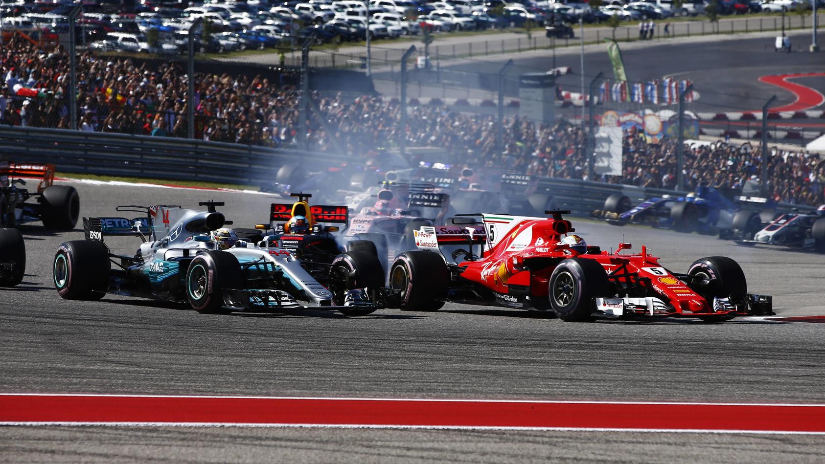 Beim Start zum USA-GP wurde es eng: Sebastian Vettel schnappte Lewis Hamilton Platz 1 weg