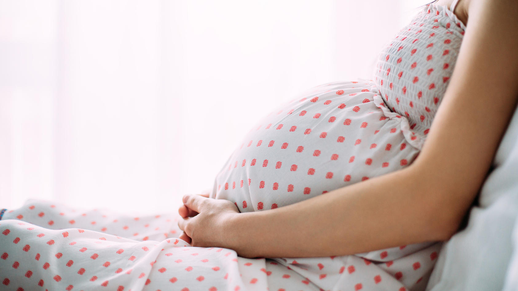 jede-schwangere-kennt-das-typische-ziehen-und-zwicken-zu-beginn-ihrer-schwangerschaft
