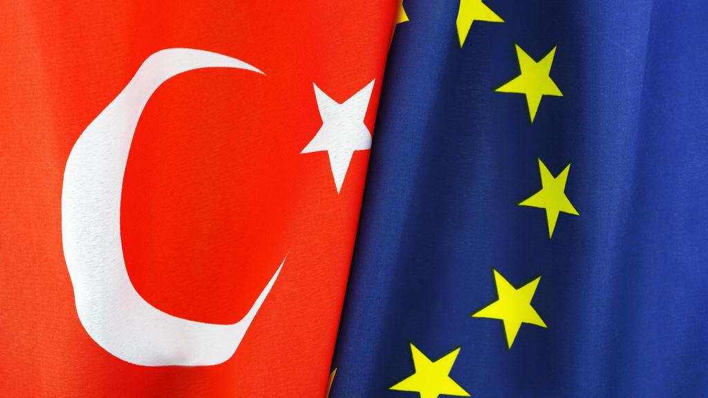 Fahnen von Türkei und EU