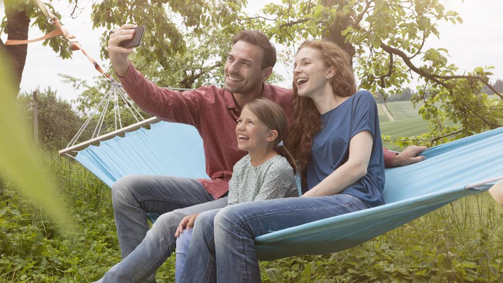 Happy family sitting in hammmock taking a selfie model released Symbolfoto PUBLICATIONxINxGERxSUIxAUTxHUNxONLY RBF005106Happy Family Sitting in Taking a Selfie Model released Symbolic image PUBLICATIONxINxGERxSUIxAUTxHUNxONLY RBF005106