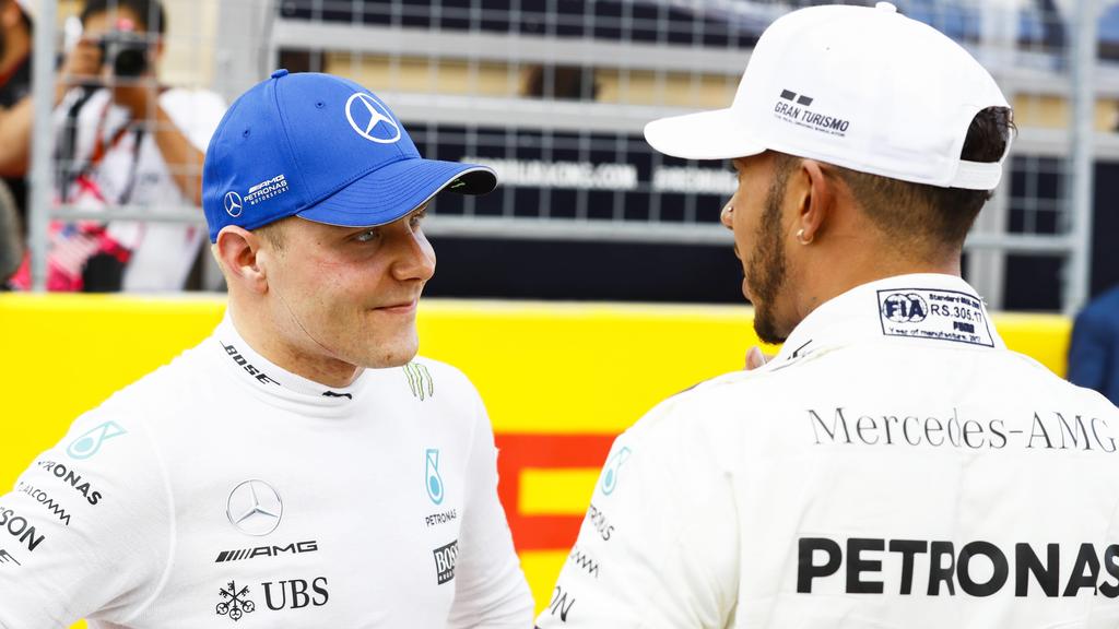 Circuit of the Americas, Austin, Texas, United States of America. Saturday 21 October 2017. Valtteri Bottas, Mercedes AMG, talks to pole man and team mate Lewis Hamilton, Mercedes AMG. World _O3I4056 PUBLICATIONxINxGERxSUIxAUTxHUNxONLY