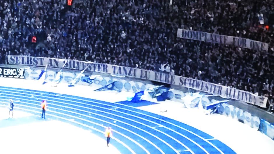 Hertha-Fans mit geschmackloser Aktion: Plakate spielen auf die Vorfälle