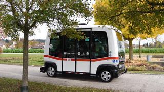 Ein autonom-fahrender Mini-Bus fährt am 25.10.2017 in Bad Birnbach (Bayern) auf einer Straße. Erstmals wird in Deutschland ein autonom-fahrender Bus im öffentlichen Nahverkehr eingesetzt, Betreiber ist die Deutsche Bahn. Foto: Amelie Geiger/dpa +++(c) dpa - Bildfunk+++