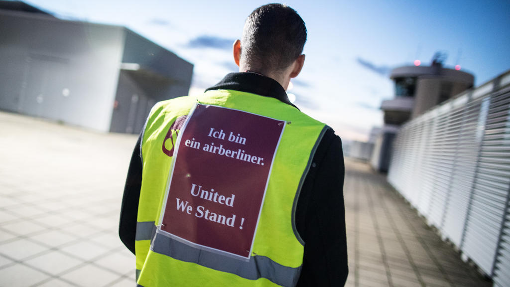 dpatopbilder - Ein Mitarbeiter der Fluggesellschaft Air Berlin trägt am 27.10.2017 in Düsseldorf (Nordrhein-Westfalen) am Flughafen eine Weste mit der Aufschrift "Ich bin ein airberliner. United we stand!". Die insolvente Fluggesellschaft Air Berlin