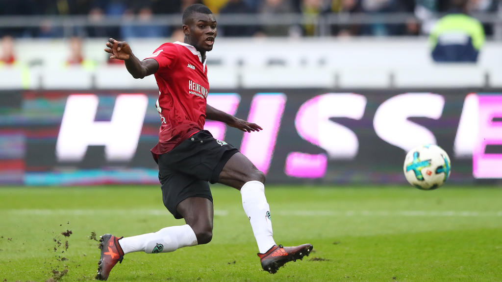 HANOVER, GERMANY - OCTOBER 28: Ihlas Bebou of Hannover shoots to score his teams second goal to make it 2:1 during the Bundesliga match between Hannover 96 and Borussia Dortmund at HDI-Arena on October 28, 2017 in Hanover, Germany. (Photo by Martin R