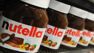 ARCHIV - ILLUSTRATION - Nutella-Gläser stehen am 17.11.2011 in einem Regal in einem Supermarkt in Hamburg.Eine Mutter hat mit einer Klage gegen den Hersteller von Nutella wegen irreführender Werbung in den USA einen millionenschweren Erfolg erzielt. Foto: Marcus Brandt dpa  +++(c) dpa - Bildfunk+++