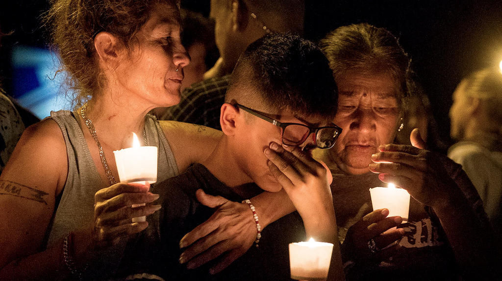 Trauernde halten am 05.11.2017 in Sutherland Springs, Texas, USA, Kerzen. Ein junger Mann hat während eines Gottesdienstes in einer Kirche in Texas das Feuer auf Gläubige eröffnet und 26 Menschen getötet. 