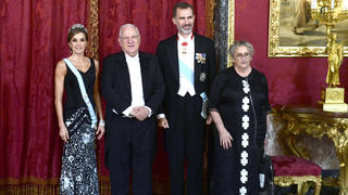 König Felipe VI von Spanien (3.v.l) und der israelische Präsident Reuven Rivlin (2.v.l) stehen am 06.11.2017 in Madrid (Spanien) gemeinsam mit ihren Frauen, Königin Letizia von Spanien (l) und Nechama Rivlin vor einem Galadinner im Königspalast zusammen. Revlin ist für einen zweitägigen Staatsbesuch in Spanien. Foto: Pierre-Philippe Marcou/POOL AFP/dpa +++(c) dpa - Bildfunk+++