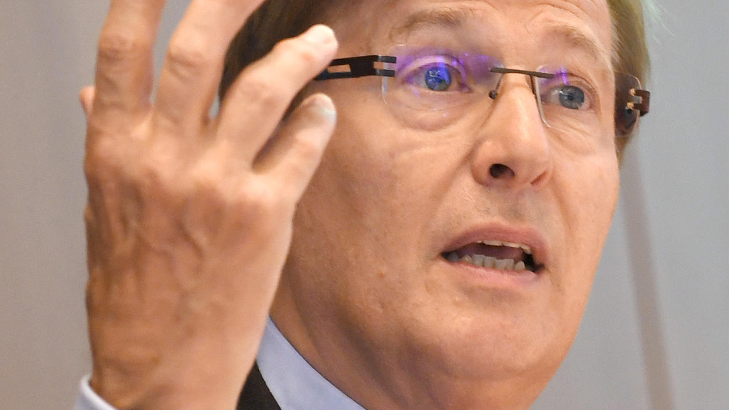 NRW-Justizminister Peter Biesenbach verlangt Strafen für Falschangaben von Asylbewerbern.