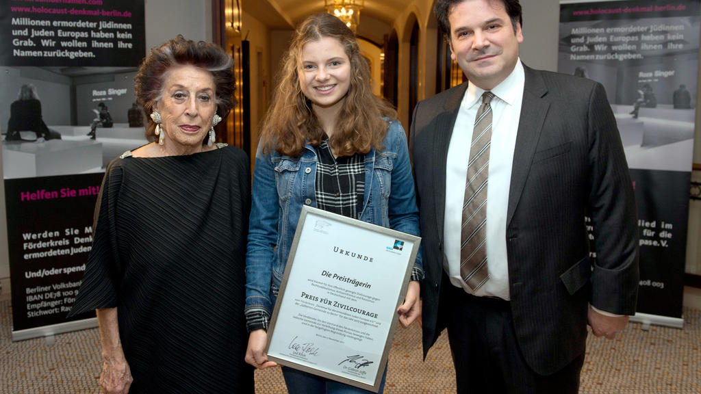 Die Schülerin Emilia S. aus Dresden steht am 07.11.2017 in Berlin nach einem Pressegespräch in einem Hotel mit der Urkunde für den "Preis für Zivilcourage gegen Rechtsradikalismus, Antisemitismus und Rassismus". Überreicht wurde ihr die Auszeichnung