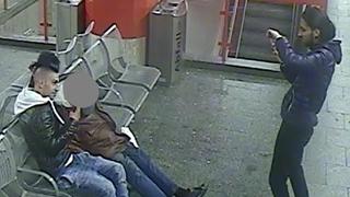 Nach dem Brandanschlag auf einen Obdachlosen am Münchener Hauptbahnhof sucht die Polizei nach diesen beiden Tätern.