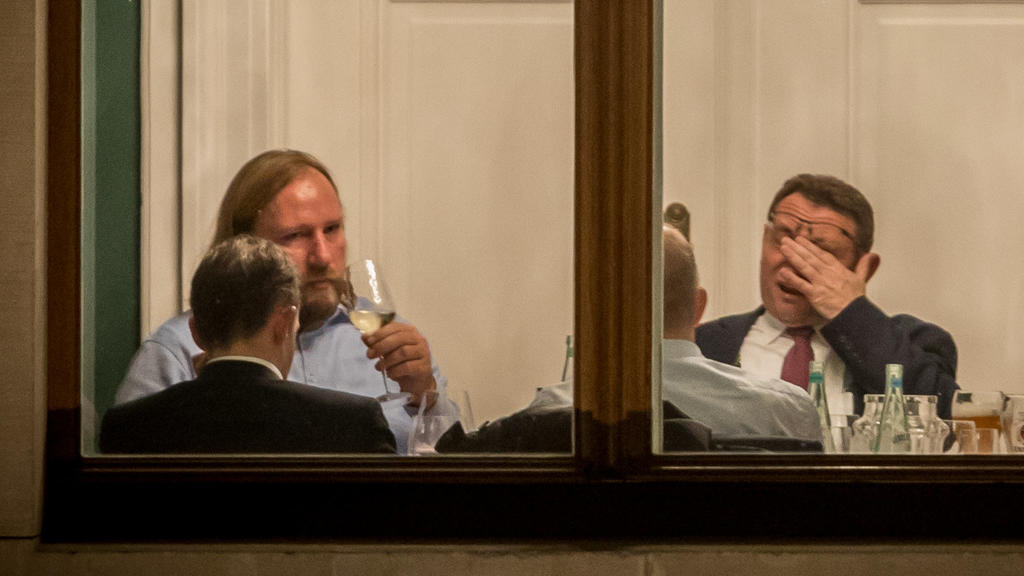 Anton Hofreiter (l), Fraktionsvorsitzender der Grünen im Bundestag, sitzt neben CSU Verkehrspolitiker Ulrich Lange am 08.11.2017 bei Beratungen in der Deutschen Parlamentarischen Gesellschaft in Berlin. In verschiedenen Arbeitsgruppen beraten Politik