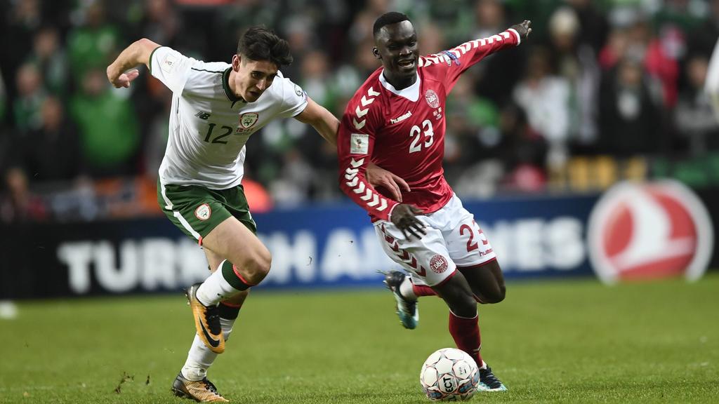 Pione Sisto bliver jagtet af Callum O Dowda. Det danske fodboldlandshold spillede den første af to playoffkampe om en plads i VM-slutrunden 2018 mellem Danmark og Irland i Parken i København, lørdag aften. Polfoto_72679538 PUBLICATIONxINxGERxSUIxA