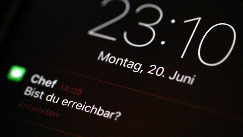 ACHTUNG: SPERRFRIST 21.06.2016 09:00 Uhr!!! ILLUSTRATION - Eine Nachricht vom Chef mit der Frage «Bist du erreichbar?» ist am 20.06.2016 in Berlin auf dem Display eines Smartphones zu sehen. Foto: Monika Skolimowska/dpa (zu dpa: «Deutsche wollen laut
