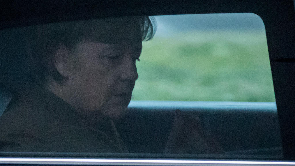 Bundeskanzlerin Angela Merkel (CDU) kommt am 12.11.2017 in Berlin zu einer weiteren Runde bei den Sondierungsverhandlungen.